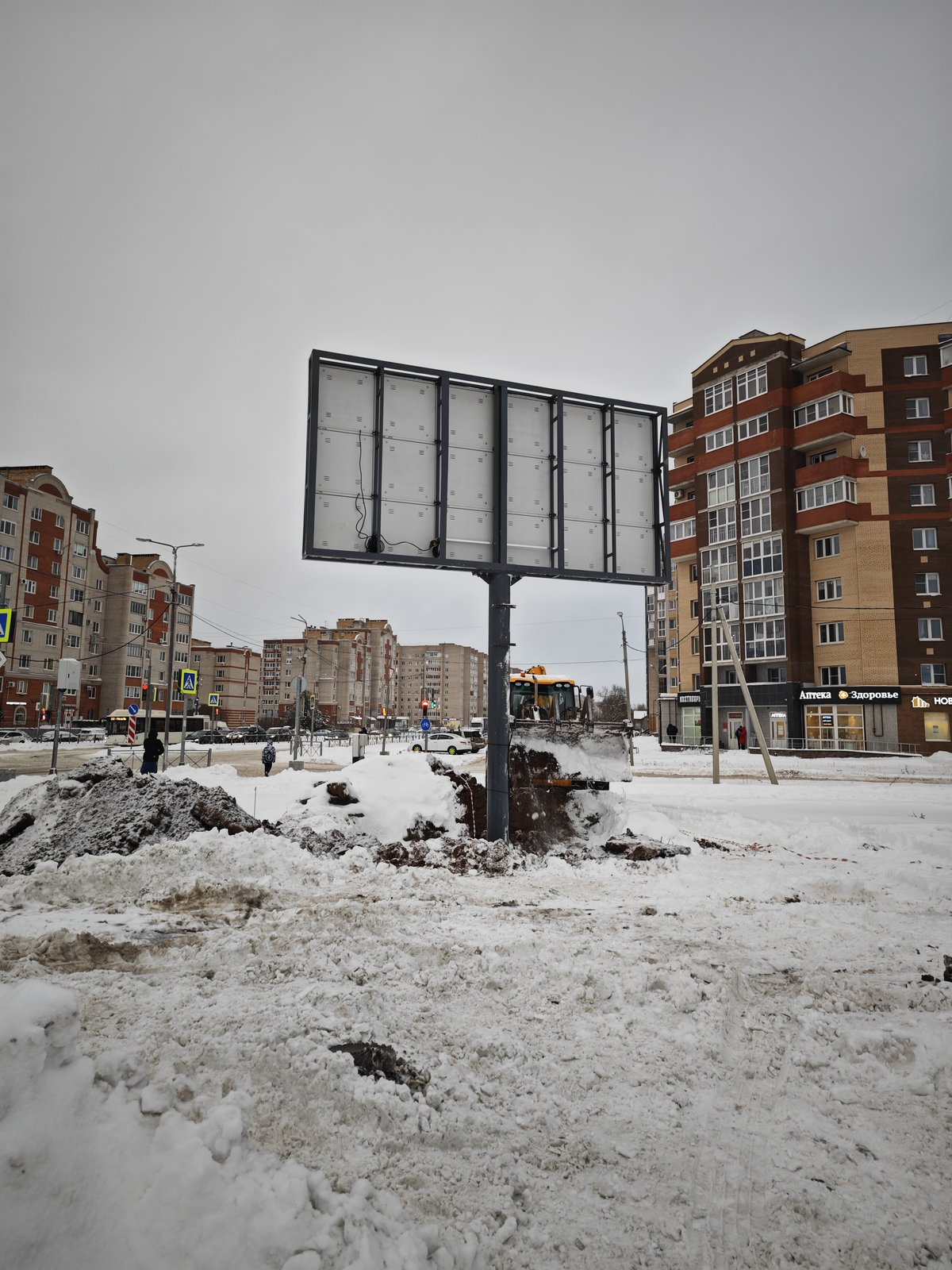 Билборд 3×6 установлен на опору — вид с тыла, панели обслуживания