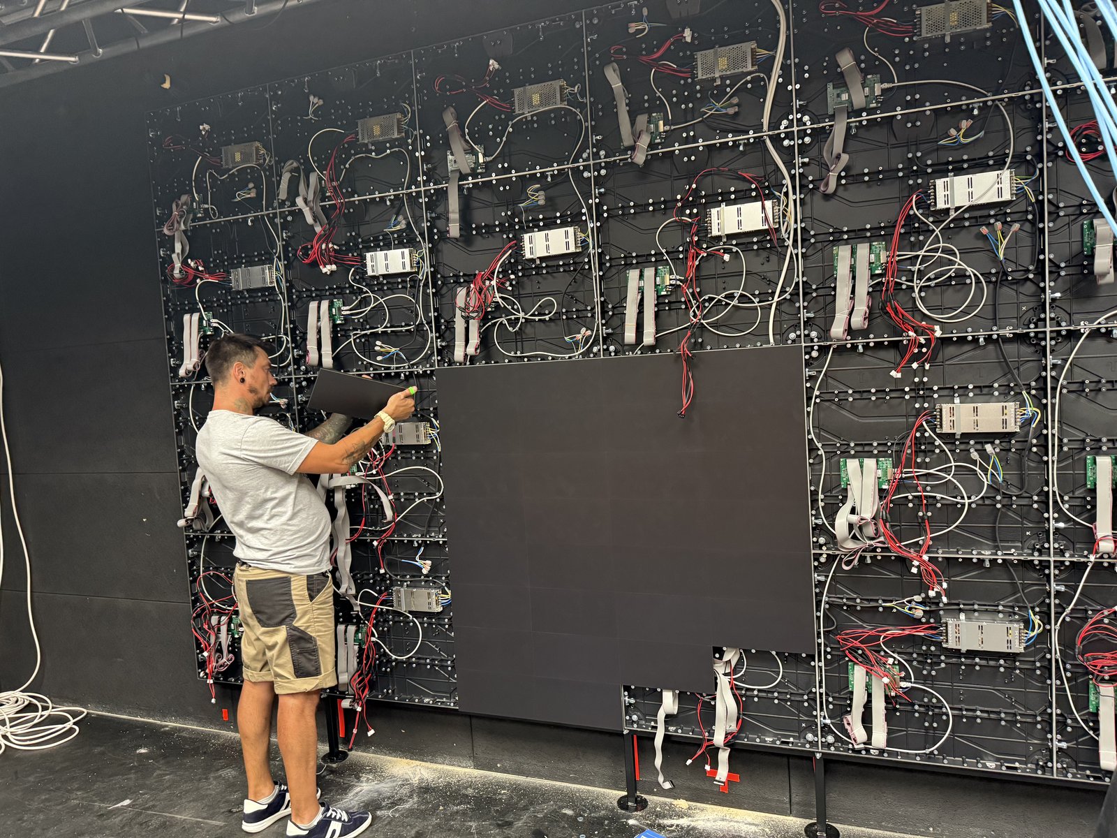 Установка LED-модуля на каркас полотна видеоэкрана