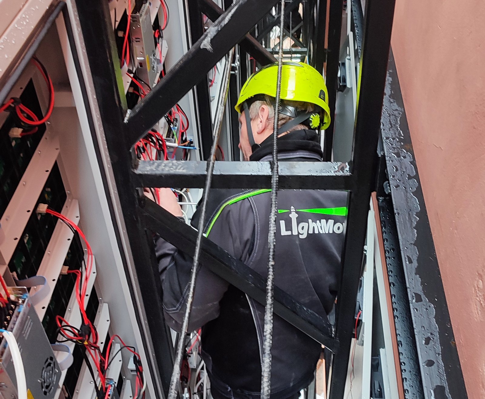 Специалист LightMount обслуживает видеоэкран