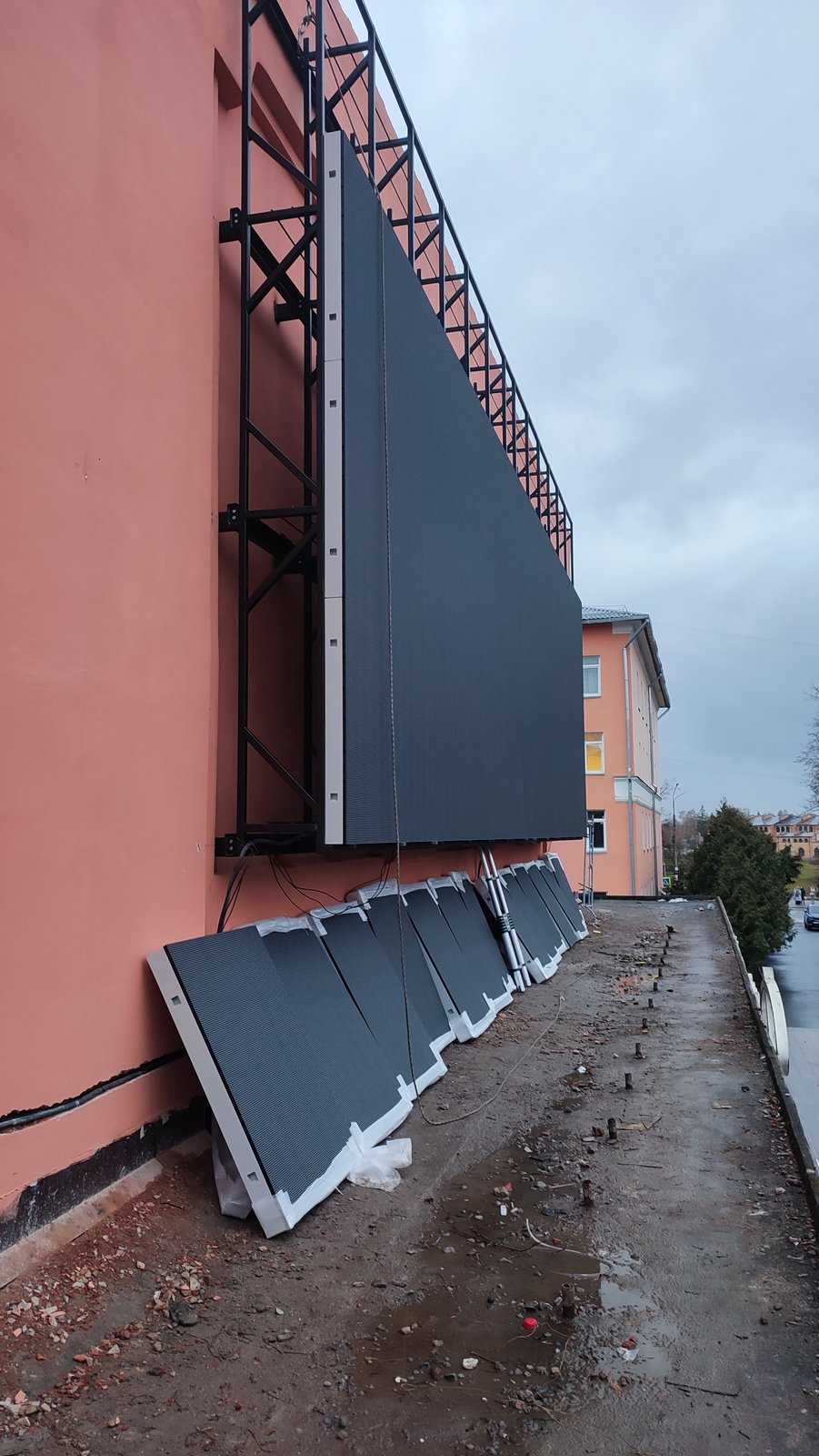 Полотно видеоэкрана 5×12 на металлоконструкции, часть кабинетов подготовлена к монтажу
