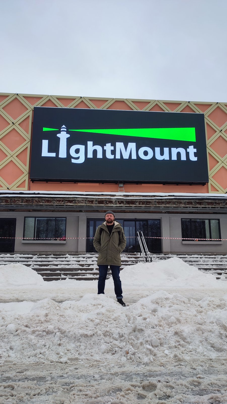Первый запуск видеоэкрана: на полотне логотип LightMount