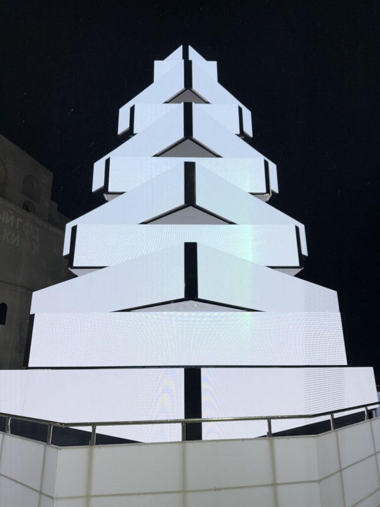 Новогодняя ёлка-видеоэкран в парке «Москино» — видеоэкран LightMount