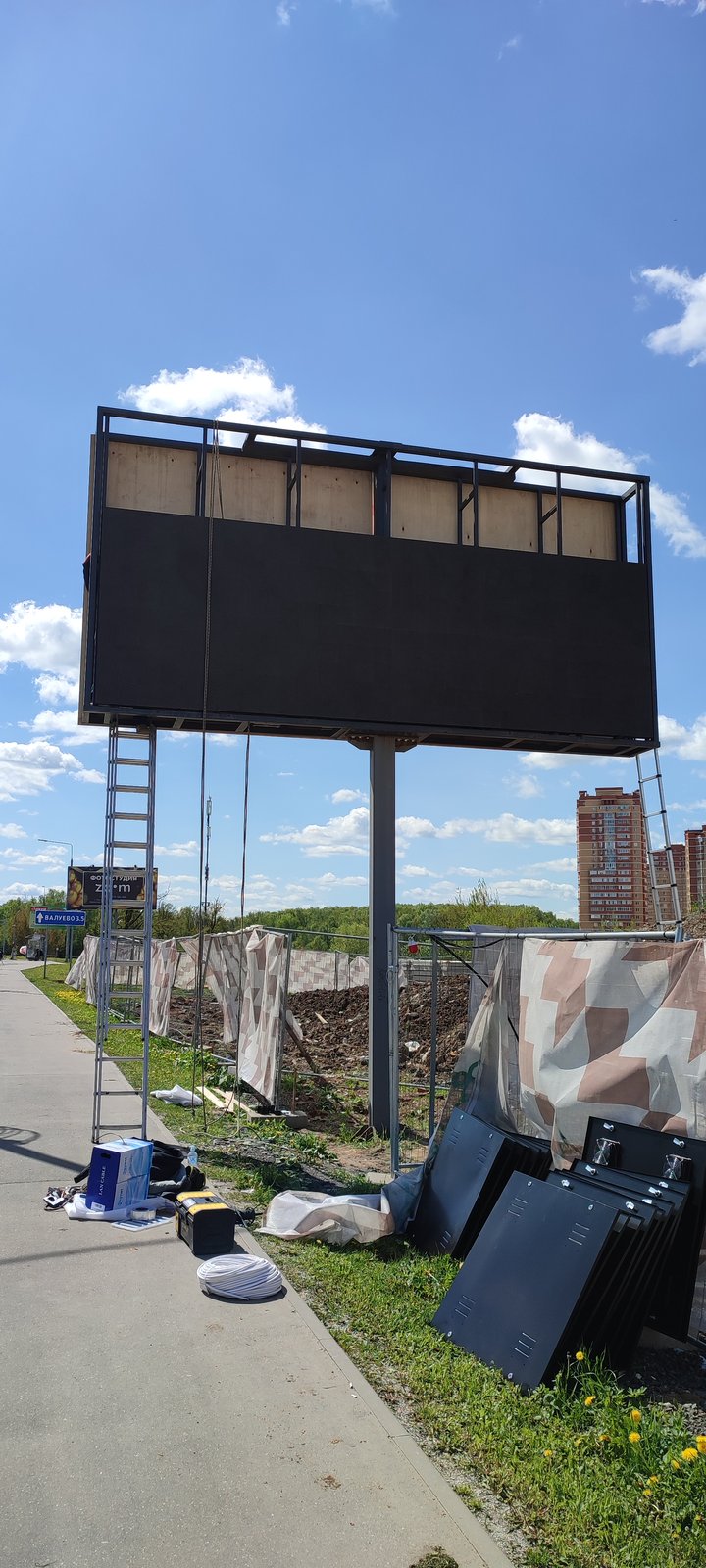 Второй ряд LED-кабинетов на раме билборда, лестницы по краям конструкции