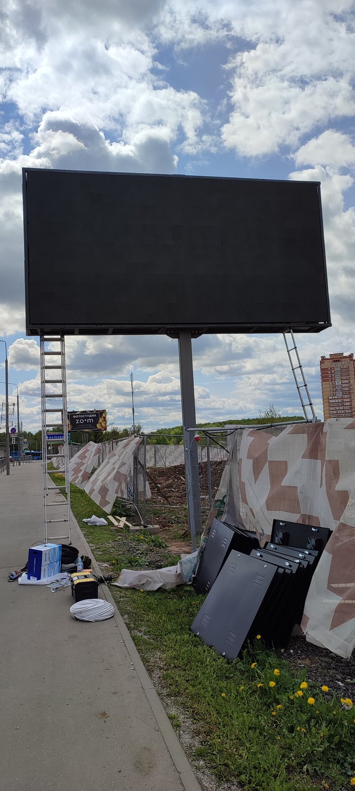 Полотно видеоэкрана билборда 3×6 полностью собрано на раме