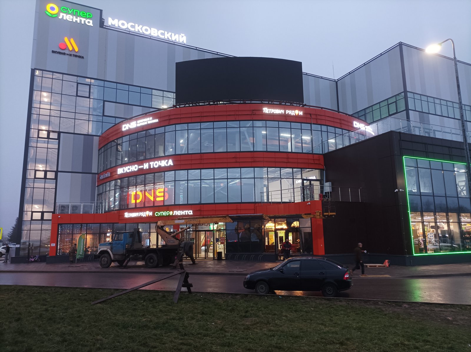 Полотно полукруглого видеоэкрана 4×12 установлено на крыше ТЦ